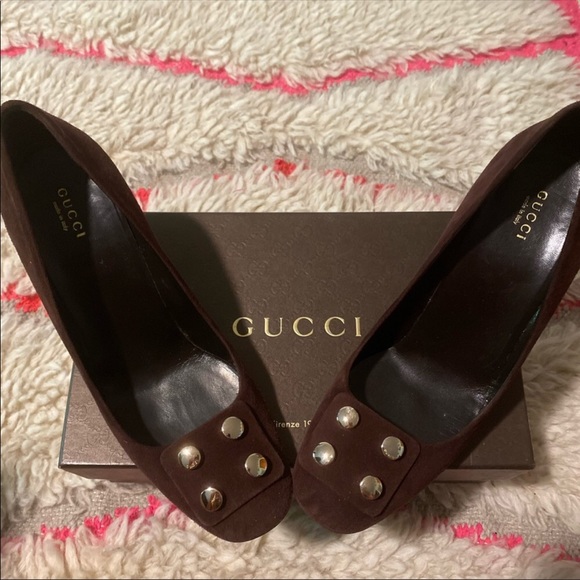 GUCCI - beautiful brown suede heel with gold details - Picture 3 of 11